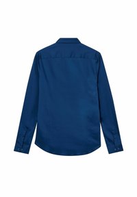 Tmavo modrá košeľa s dlhým rukávom, zobrazená zozadu, s klasickým golierom a zapnutými manžetami.