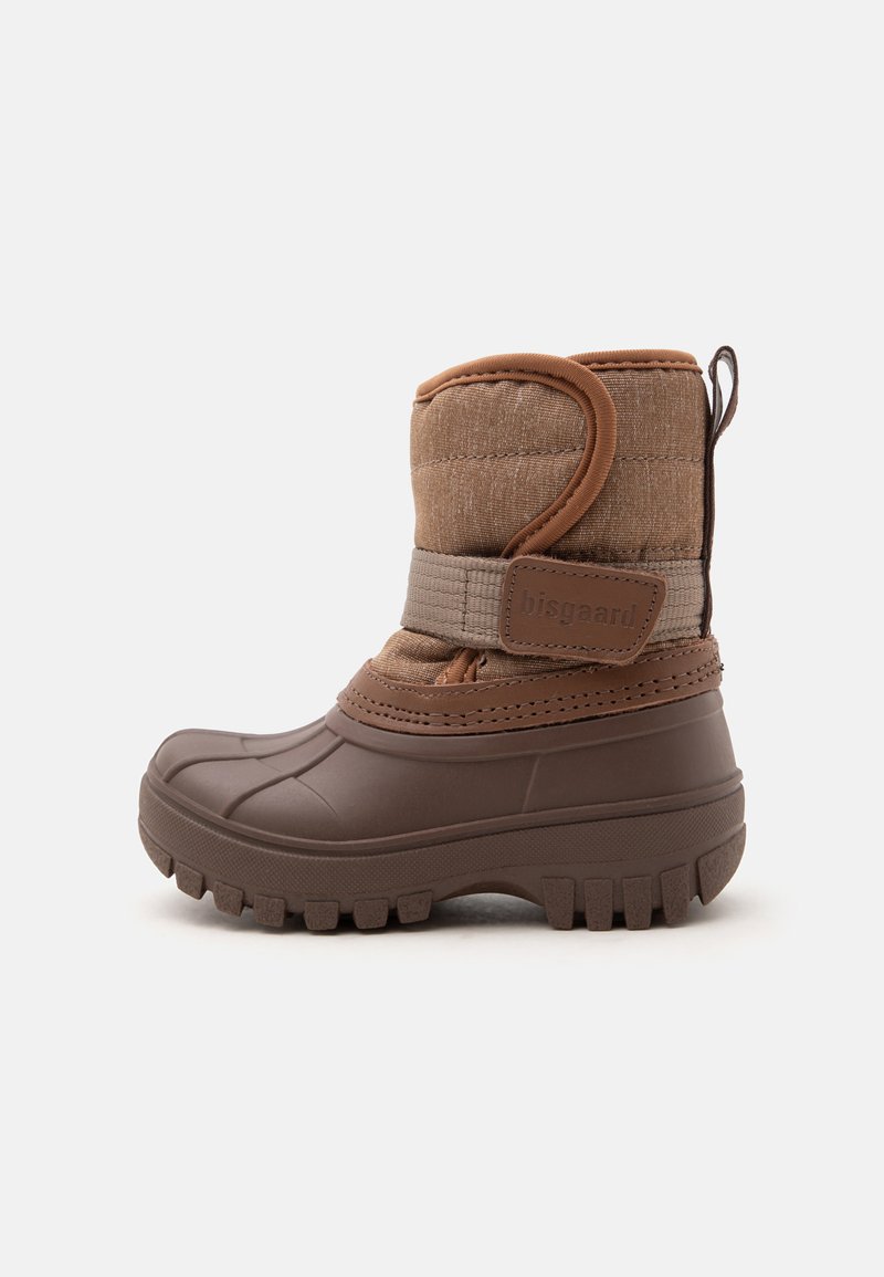 Botte d'hiver isolée marron avec semelle en caoutchouc, fermeture à scratch et tige en tissu, conçue pour temps froid et humide.