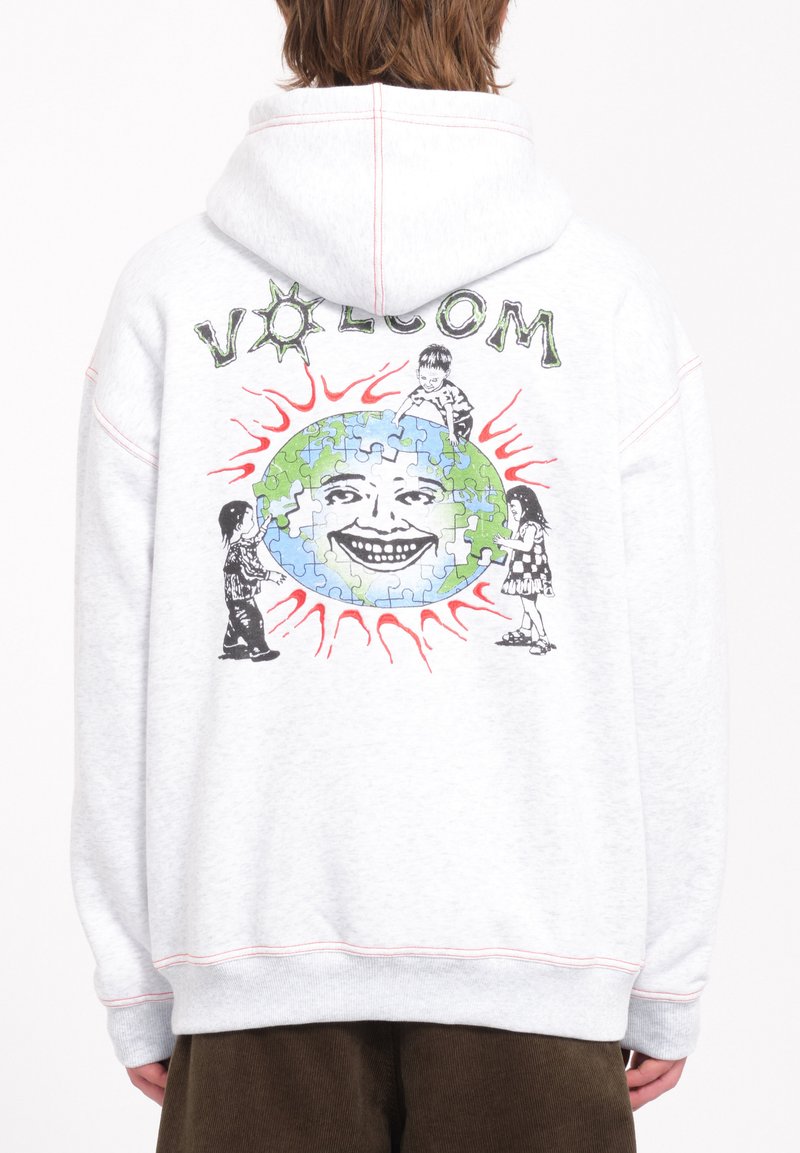Lichtgrijze hoodie met een grote grafische print op de achterkant, featuring een lachend gezicht, kinderen en een puzzelvormige aarde, afgewerkt met rood.