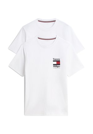 Dos camisetas blancas de cuello redondo con mangas cortas, una superpuesta detrás de la otra, con un pequeño logo de Tommy Hilfiger en la parte delantera.