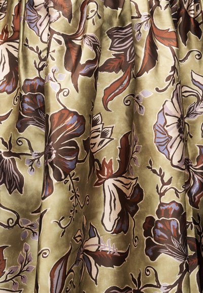 Πράσινο ύφασμα με καφέ, λευκά και μοβ λουλουδάτα σχέδια που περιλαμβάνουν μεγάλα λουλούδια και στροβιλιζόμενα κλήματα.