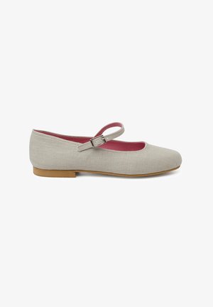 Chaussure Mary Jane en lin beige avec un bout rond, une sangle ajustable et une doublure rose. Semelle plate avec un dessous marron clair. Design simple.