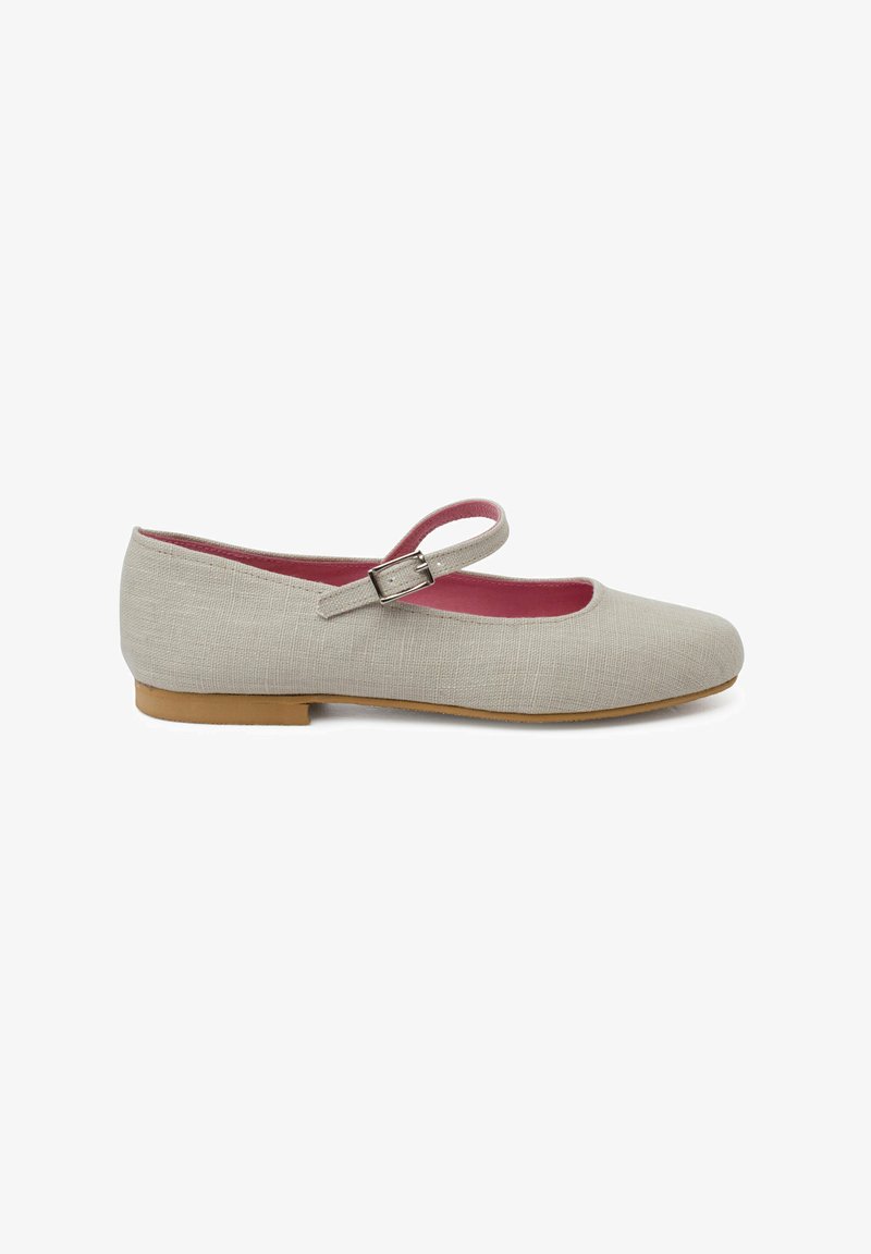 Chaussure Mary Jane en lin beige avec un bout rond, une sangle ajustable et une doublure rose. Semelle plate avec un dessous marron clair. Design simple.