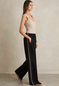 Reiss REGULAR FIT - ROBYN SIDE STRIPE WIDE - Trainingsbroek - black