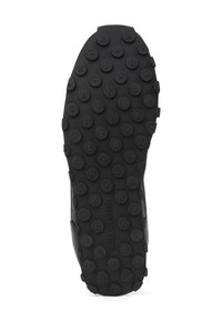 Semelle de chaussure en caoutchouc noir avec un design texturé comprenant des clous circulaires et du texte en relief. Profil plat avec une construction durable pour une meilleure adhérence.