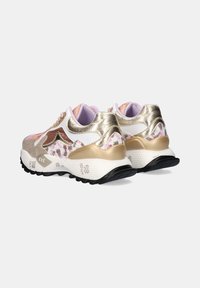 Par de zapatillas gruesas con paneles en blanco, dorado, rosa y con estampados, suelas gruesas blancas y suelas texturizadas negras, mostradas desde los lados traseros.