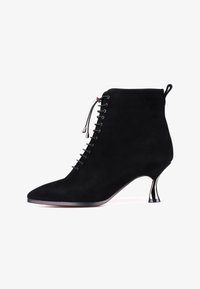 Sélectionné, black suede