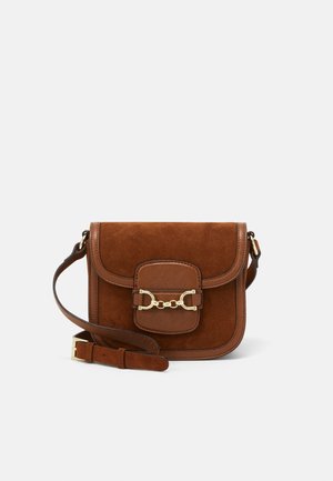 Sac bandoulière marron en suède et cuir avec bandoulière ajustable et détail mors de cheval doré sur le rabat avant.
