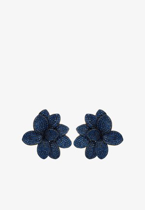 Blaue Blumenohringe mit strukturierten Blütenblatt-Designs, besetzt mit kleinen dekorativen Steinen, die von einem goldfarbenen Metallrahmen gehalten werden.