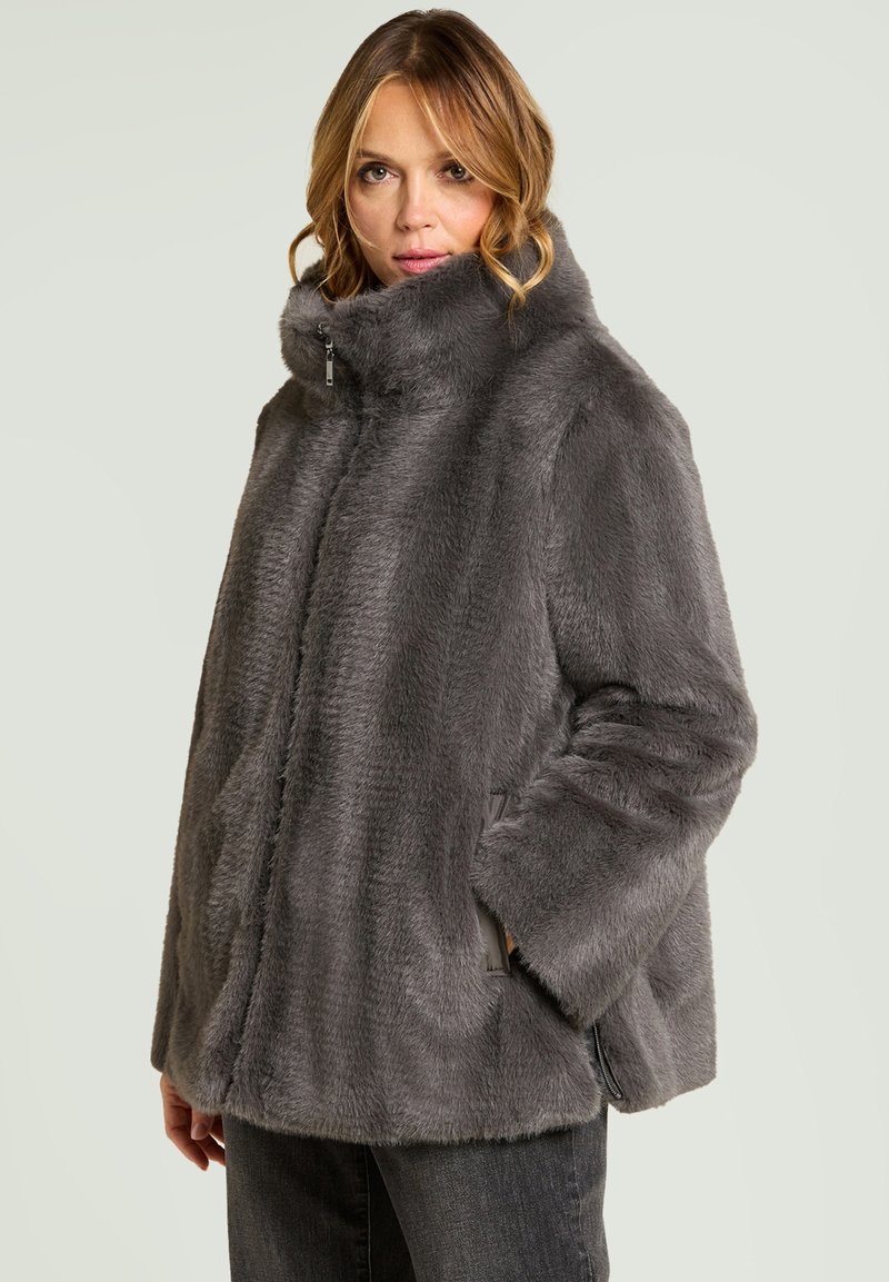 Grijze jas van nep bont met een hoge kraag, voorzien van een rits aan de voorkant, zijzakken, een gestructureerd oppervlak en een losse pasvorm.