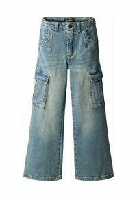 Los pantalones cargo de mezclilla presentan un lavado en azul claro, un diseño de pierna ancha, múltiples bolsillos laterales y una cinturilla estándar con cierre de botón.