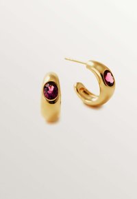 Pendientes de aro en tono dorado con piedras ovaladas rosas, superficie lisa y un diseño elegante y redondeado. Adecuados para el uso diario.