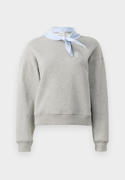 Sweatshirt gris au design court, avec des poignets et un ourlet côtelés, présentant un détail de foulard autour du cou en bleu clair et un logo brodé sur la poitrine.