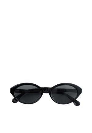 Gafas de sol negras estilo ojo de gato con lentes tintadas oscuras y montura brillante, vistas desde el frente sobre un fondo blanco.