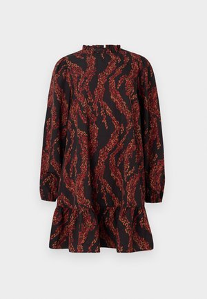 Zwarte jurk met lange mouwen en een gerimpelde halslijn, versierd met een overal patroon van rode en oranje bladeren, afgewerkt met een uitlopende zoom.