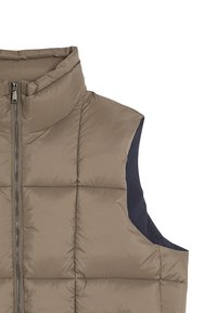 Gepolsterte Weste mit hohem Kragen in Beige, mit marineblauen Seitenpanelen und einem Reißverschluss vorne. Texturierter Stoff mit gestepptem Muster und genähten Akzenten.