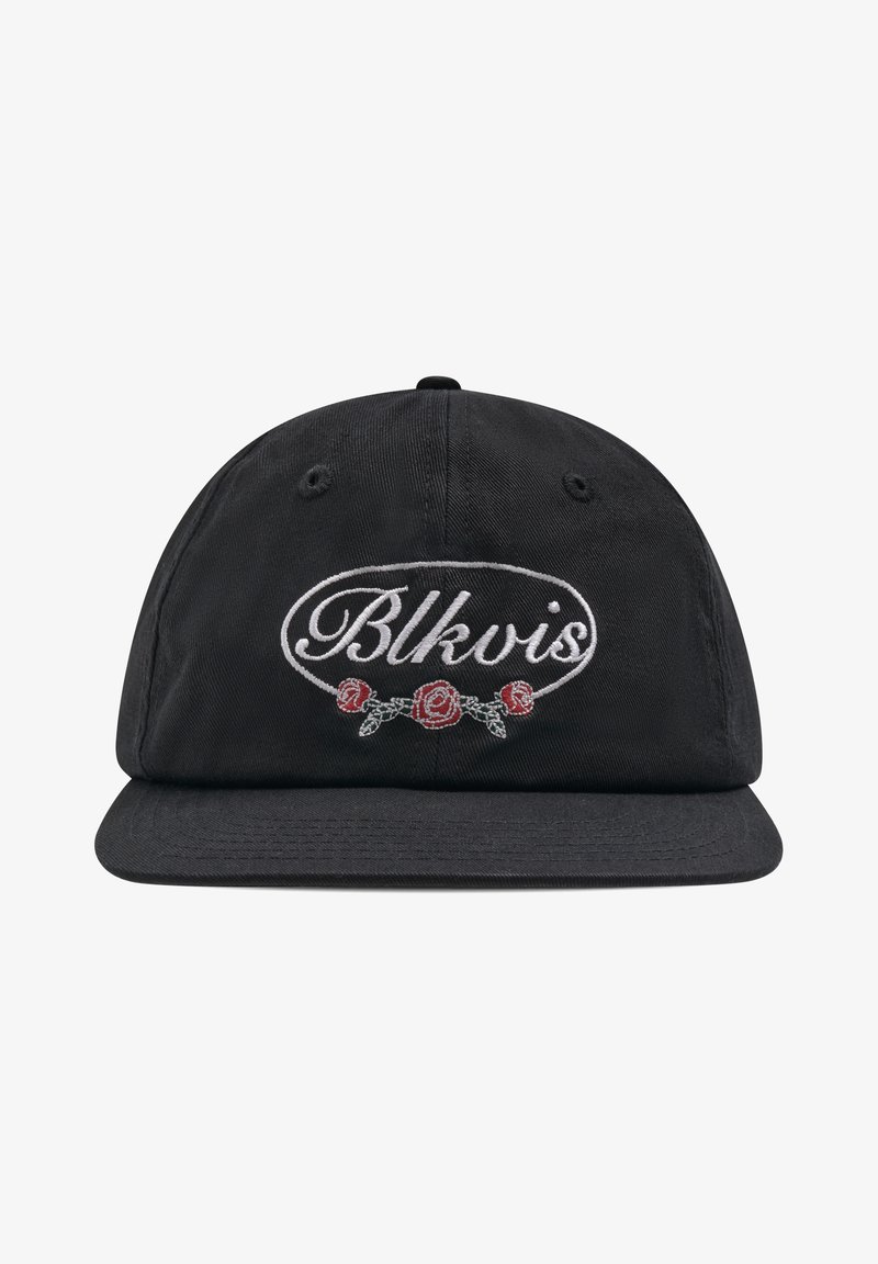 Casquette de baseball noire avec texte brodé blanc "Blkvis" et trois roses rouges avec des feuilles vertes sous le texte sur le panneau avant.