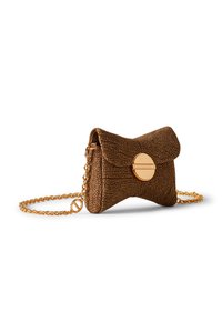 Sac à main en cuir texturé marron avec un rabat plié, un fermoir circulaire en métal doré et une bandoulière en chaîne. Forme rectangulaire compacte avec des coutures prononcées.