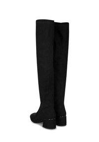 Czarne kozaki do kolan wykonane z miękkiego zamszu, z zaokrąglonym czubkiem i masywnym obcasem z metalicznym akcentem u podstawy.