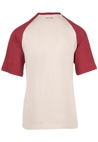 Korte mouwen t-shirt met een crème kleurig lichaam en bordeauxrode raglanmouwen. Voorzien van een ronde hals en een subtiele merklogo op de achterkant.