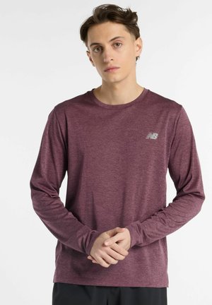 Langärmliges, kastanienrotes Sportshirt aus leichtem Material, mit Rundhalsausschnitt, ausgestattet mit einem reflektierenden silbernen Logo auf der oberen linken Brust.