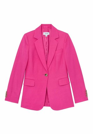 Blazer femme rose vif avec revers crantés, fermeture par un unique bouton doré, poches à rabat et boutons décoratifs sur les manches.