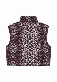 Zastrihnutý bezrukávový top s vysokým golierom, ktorý má biely podklad a tmavočervený a čierny leopardí vzor. Hladký povrch.