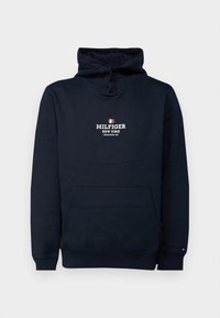 Sudadera azul marino hecha de una mezcla de algodón, con un bolsillo tipo canguro en la parte delantera, puños acanalados y un logo blanco "HILFIGER NEW YORK" en el pecho.
