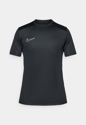 Fekete, rövid ujjú sportpóló, könnyű anyagból készült, kerek nyakkivágással és fehér Nike logóval a bal mellen.