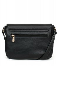 Borsa a tracolla nera in pelle con finitura testurizzata, tasca frontale con zip, dettagli in metallo dorato e tracolla regolabile.