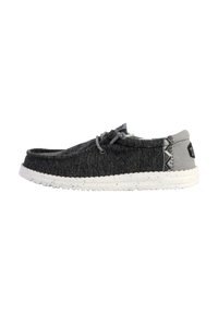 Zapato slip-on de tela gris con punta redondeada, que presenta una suela moteada blanca y acentos estampados en el talón.
