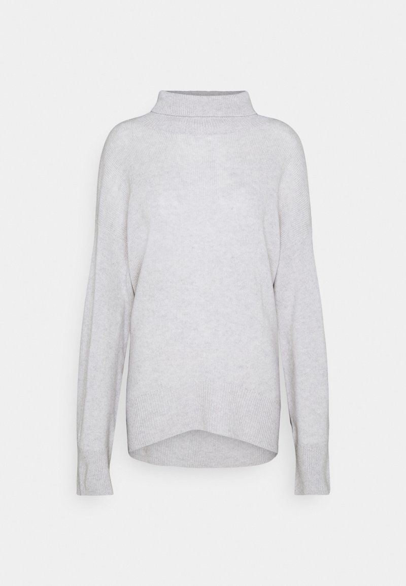 Pull en maille gris clair à manches longues avec col haut et poignets et ourlet côtelés, présentant un dos légèrement plus long.