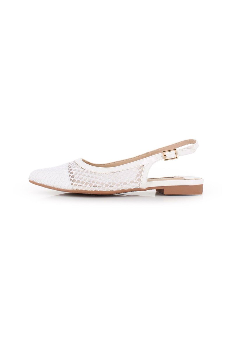 Zapato plano slingback blanco con parte superior de malla texturizada, punta redondeada, acentuado por una correa suave y un tacón bajo marrón.