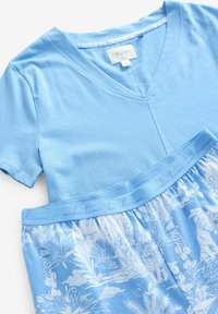 Helles blaues Schlafanzugset mit einem kurzärmligen V-Ausschnitt-Oberteil und shorts mit floralem Muster. Weicher Stoff mit einem elastischen Bund.