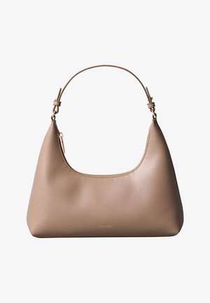 Bolso de hombro de cuero beige con asa corta, cremallera superior curvada y logotipo minimalista de Calvin Klein en el frente.