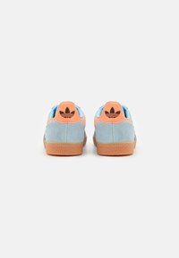 adidas Originals GAZELLE KIDS - Baskets basses - clear sky/core black/solar orange