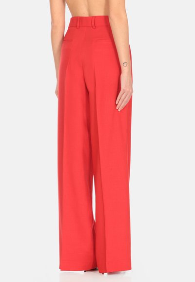 Pantaloni larghi rossi con vita alta, realizzati in un tessuto liscio, dotati di due tasche posteriori e una vestibilità su misura.