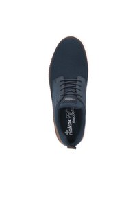 Marineblaue Sneaker mit einem strukturierten Mesh-Obermaterial, runder Zehenpartie, Schnürdesign und einer beigefarbenen Gummisohle. Verfügt über eine gepolsterte Einlegesohle.