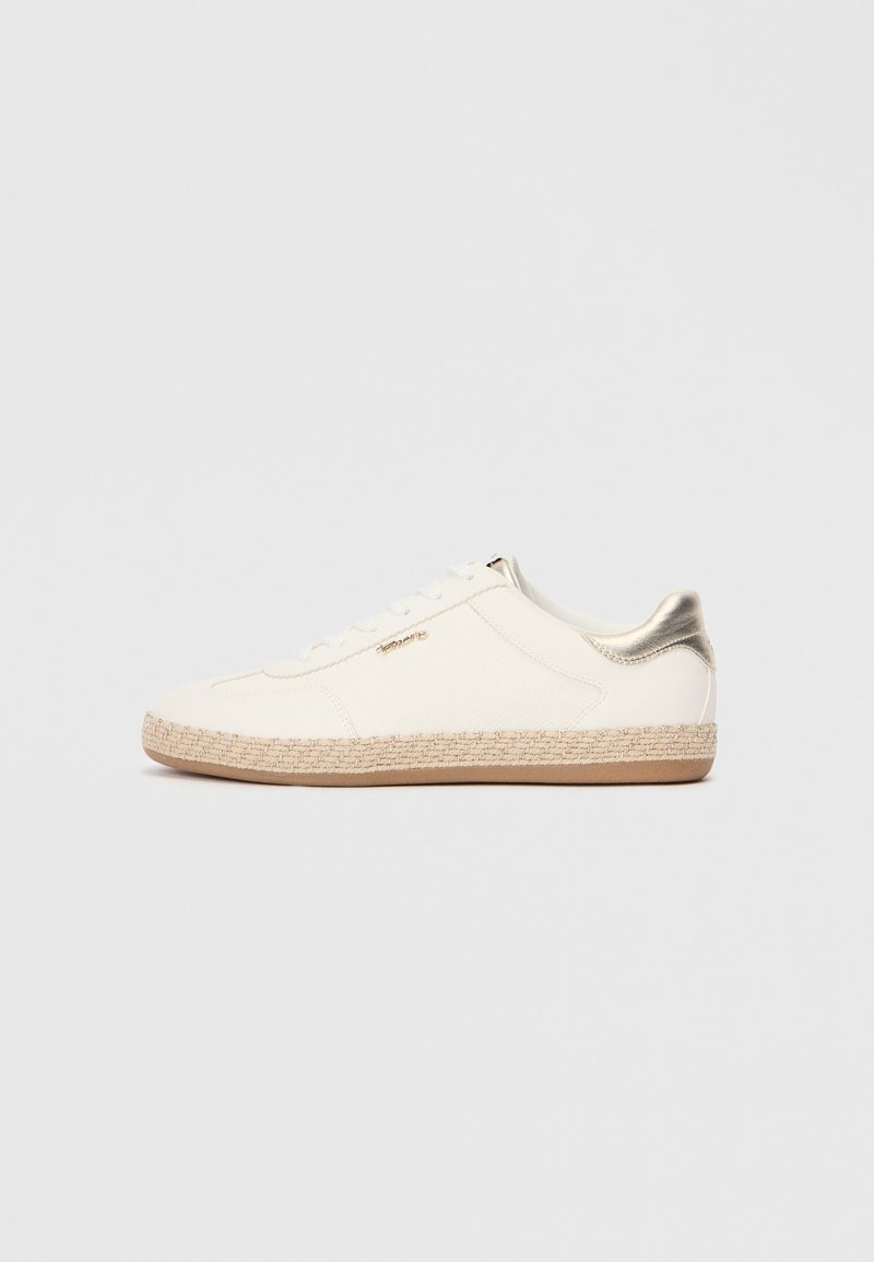 Λευκό καμβά παπούτσι σνακερ με υφασμάτινη επιφάνεια, μεταλλική χρυσή λεπτομέρεια στην φτέρνα και μεσοπάτη από υφαντό σουέντ. Διαθέτει σχέδιο με κορδόνια.