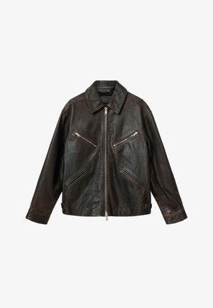 Chaqueta de cuero marrón oscuro con cremallera frontal, dos bolsillos diagonales con cremallera en el pecho y dos bolsillos laterales sobre un fondo blanco.