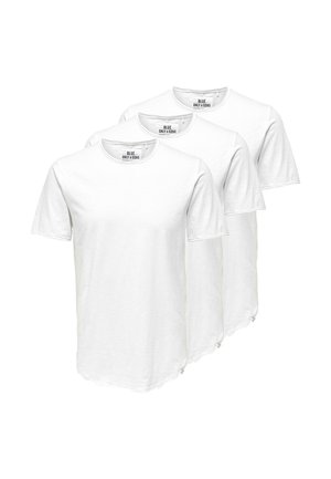 Tre enkle hvide t-shirts med korte ærmer og rund hals, stablet oven på hinanden, med mærket "Blue Only & Sons" indeni kraven.