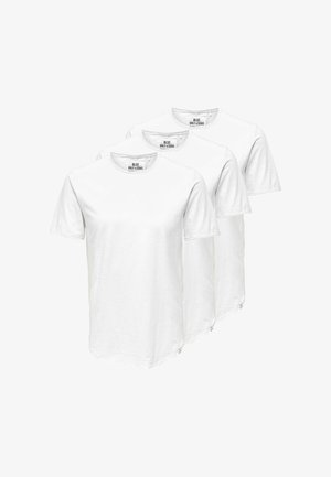 Tre enkle hvide t-shirts med korte ærmer og rund hals, stablet oven på hinanden, med mærket "Blue Only & Sons" indeni kraven.