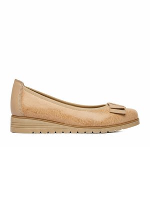 Zapato plano beige de mujer con patrón texturizado, pequeño tacón cuña, punta redondeada y lazo decorativo en la parte superior, mostrado sobre un fondo blanco.