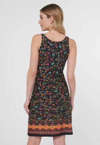 Kleid mit Blumenmuster auf schwarzem Hintergrund, ärmellos und mit farbenfrohen Details, einschließlich eines orangefarbenen dekorativen Saums und Rändern.