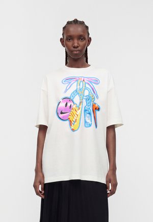 Nike Sportswear CLASSIC TEE - Nyomott mintás póló - off-white