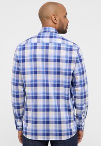 Blau- und gelbkariertes Hemd mit Button-Down-Kragen, langen Ärmeln und geradem Saum. Besitzt verschiedene Karomuster und strukturierten Stoff.