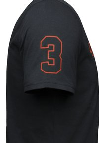 Svart bomullströja med kort ärm, prydd med en stor röd siffra "3" tryckt på vänster ärm och med en mjuk textur.