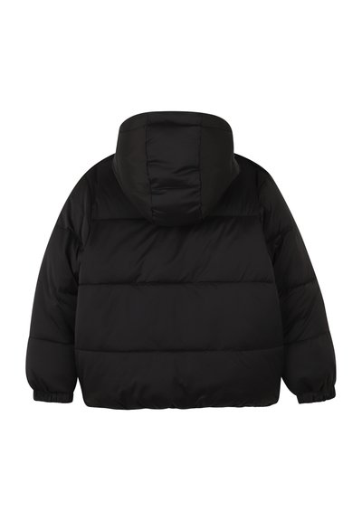 Veste rembourrée noire avec capuche, dotée d'un design matelassé et de poignets élastiques. Texture lisse et longueur standard. Pas d'accents supplémentaires.