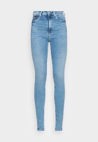 Jeans skinny de talle alto en azul claro, con bolsillos frontales, pasadores para cinturón y cierre de botón y cremallera sobre un fondo liso.