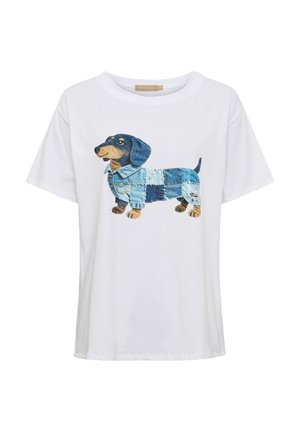 Vit kortärmad T-shirt med en grafisk bild av en tax gjord av lapptäcksjeans på framsidan.